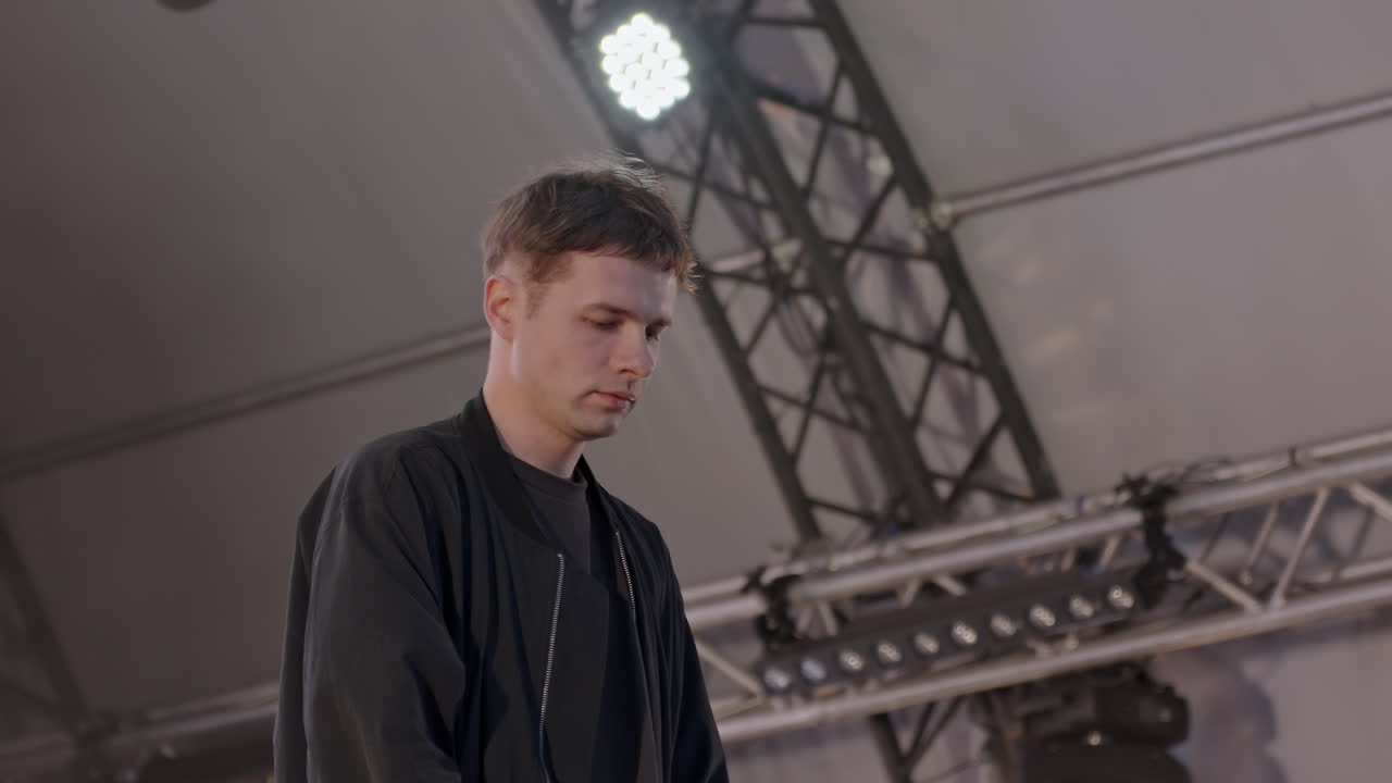 диджей выступает на сцене