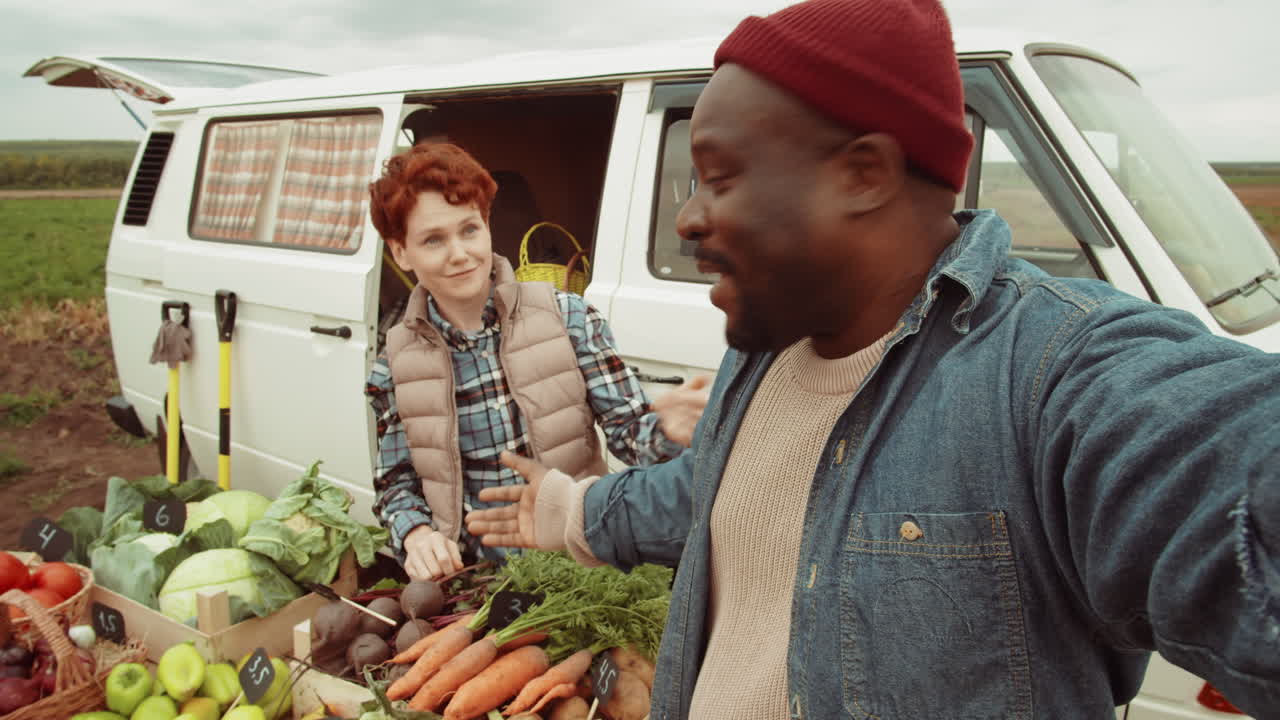agricultores multiétnicos alegres hablando en la web llamando al mercado de verduras en furgoneta