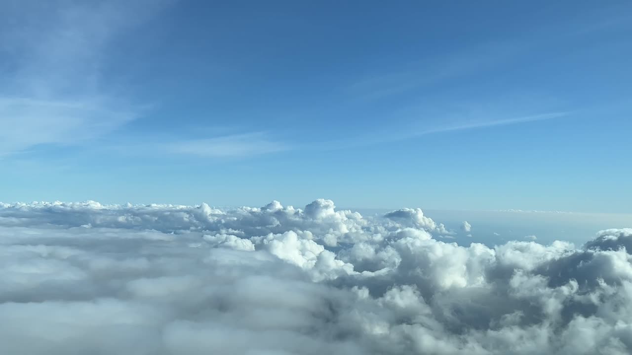 1000m 높이에서 비행하는 동안 제트기 조종석에서 촬영한 하늘 보기