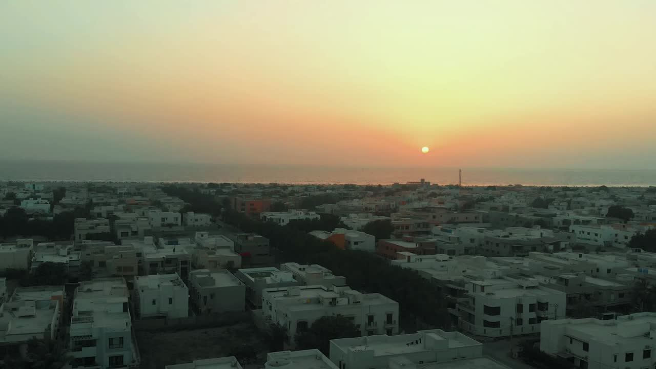 Tramonto su abitazioni residenziali vicino a Clifton Beach a Karachi.
