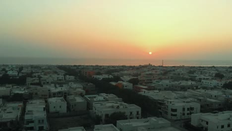 Puesta-De-Sol-Sobre-Viviendas-Residenciales-Cerca-De-La-Playa-De-Clifton-En-Karachi