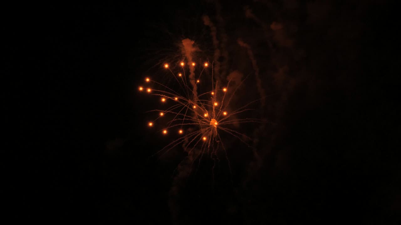 espectáculo de fuegos artificiales en cámara lenta