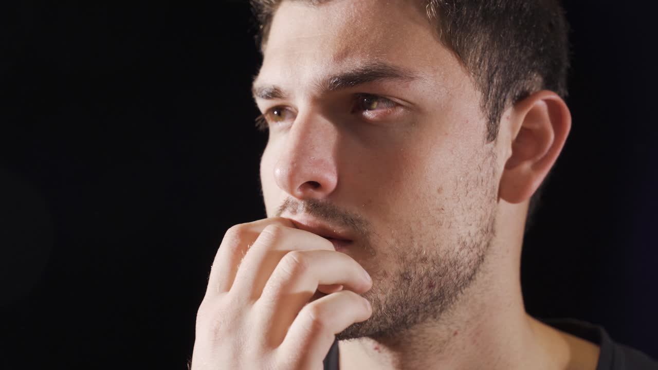 Rosicchiarsi le unghie in primo piano