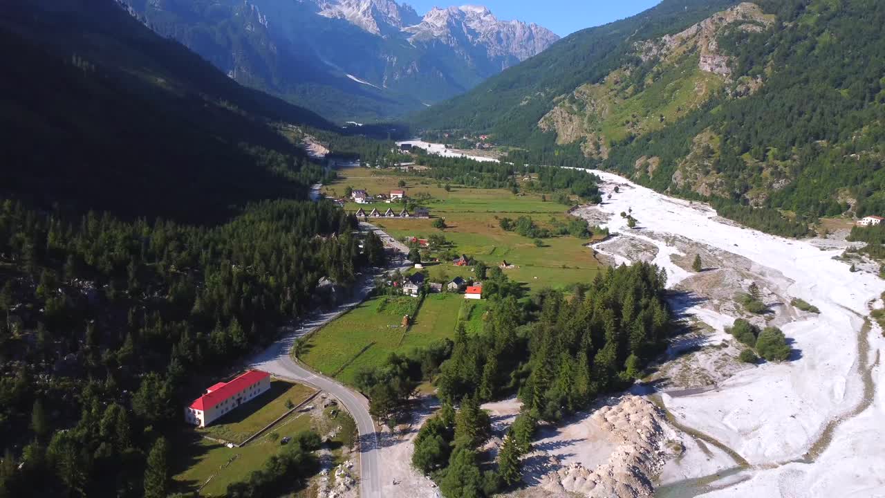 Vista aerea di una valle con montagne, fiume e foresta