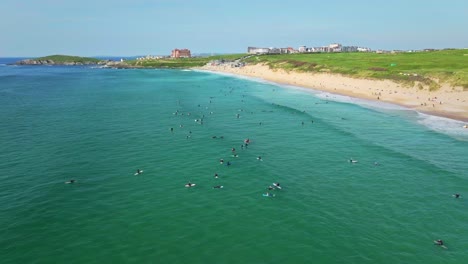 Fistral-Beach-Mit-Surfern,-Die-Auf-Meereswellen-Warten,-Newquay,-Cornwall