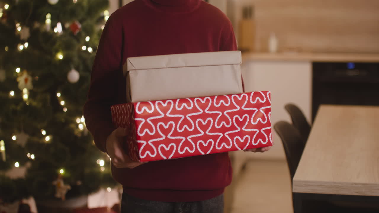 영어 교실에서 책상에 앉아 있는 두 명의 여학생