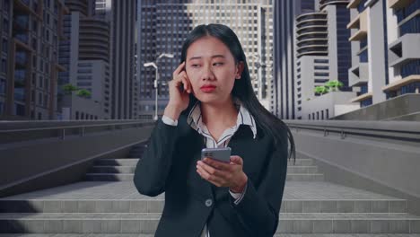 아시아의 사업가 여성이 생각하고 주변을 둘러보며 도시에서 휴대전화를 사용하는 동안 지표손가락을 들어 올립니다.