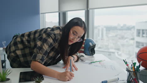 Mujer-Enfocada-Escribiendo-Papel-Primer-Plano-Del-Lugar-De-Trabajo-Remoto.-Arquitecto-Dibujo-A-Lapiz