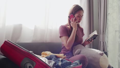 mujer revisando seriamente antes de viajar el nuevo viaje normal necesita una máscara facial