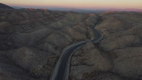 Carretera-Escénica-De-Baluchistán-Al-Atardecer,-Paisaje-Desértico,-Pakistán,-Disparo-De-Drones