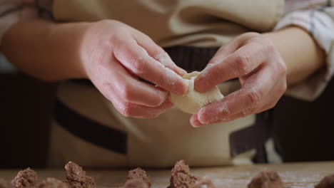 un panadero profesional hace dumplings con relleno de carne. deliciosa cocina tradicional ucraniana