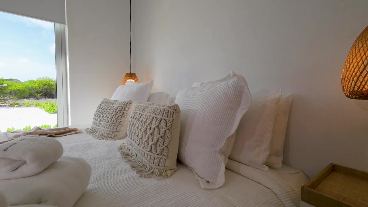 Decorazione in macramè, camera da letto in stile Coastal Chic in una casa al mare con area aperta