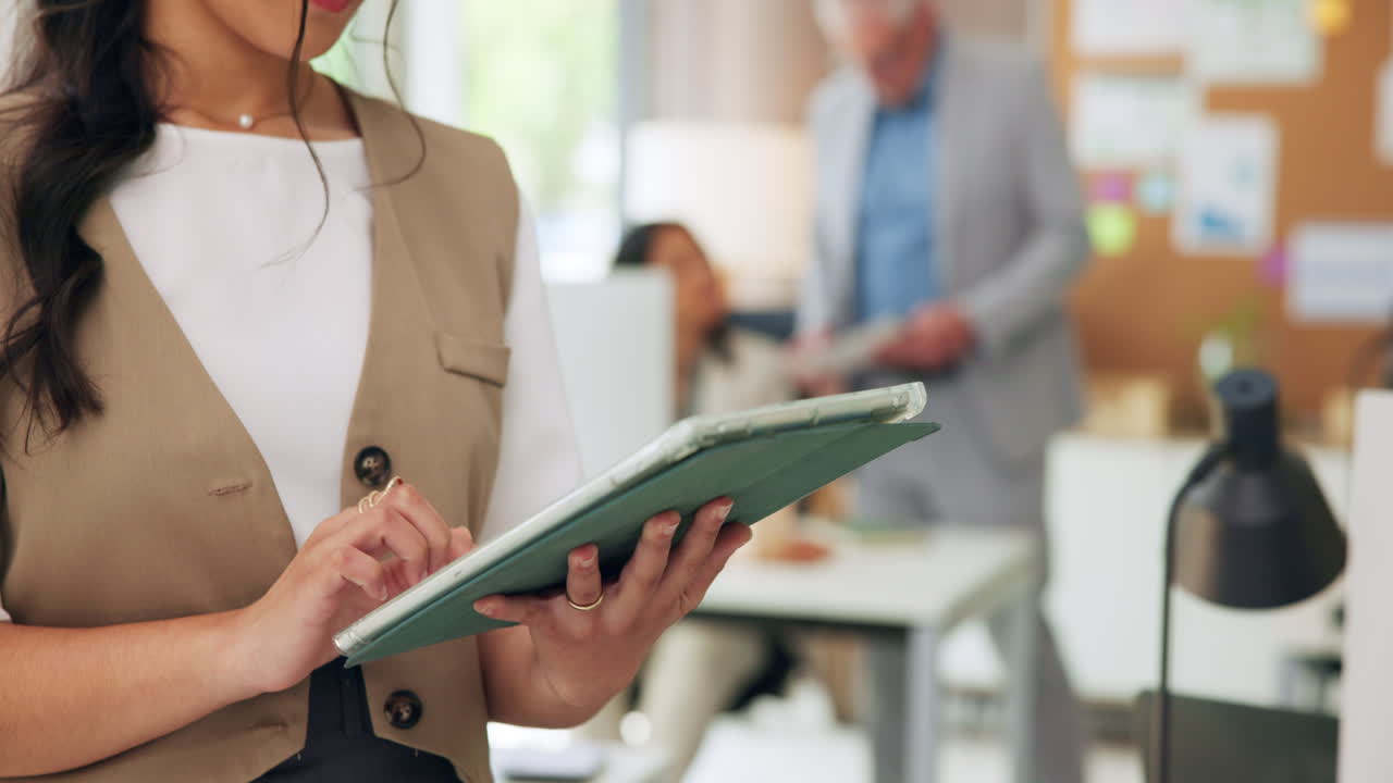 Donna professionista che usa il tablet digitale nell'ufficio moderno