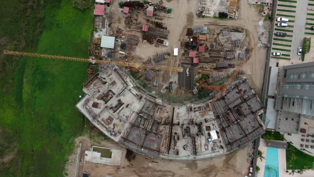 vista de pájaro del sitio de construcción en el día, gente caminando en el techo