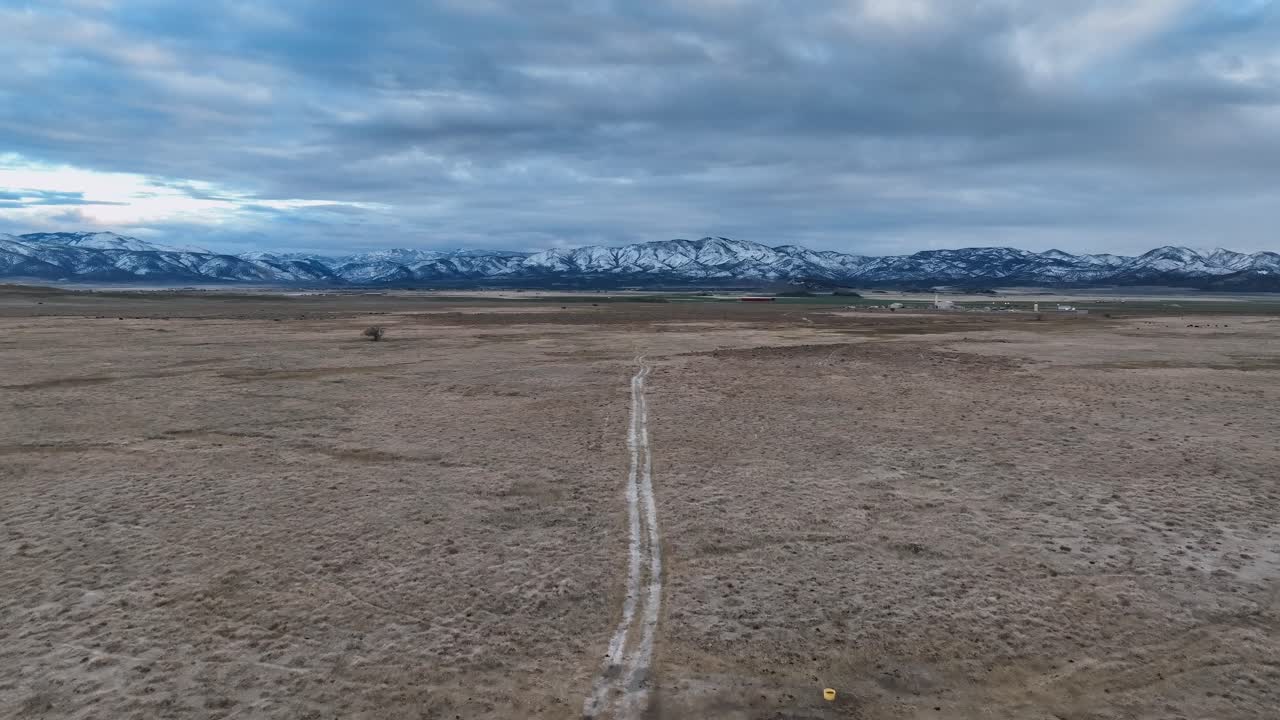 미국 유타 주에 있는 백그라운드에 눈 인 산이 있는 광활한 평야