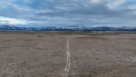 vastas llanuras abiertas con montañas de nieve en el fondo en utah, ee.uu.
