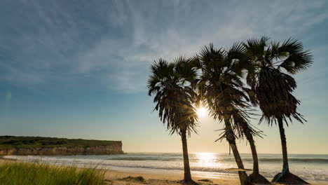 Lapso-De-Tiempo-De-Una-Puesta-De-Sol-En-Una-Playa-Hermosa-Y-Desierta