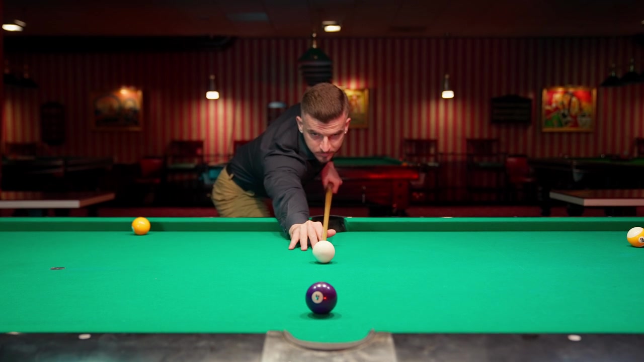 Man pot de 9-ball tijdens een potje pool