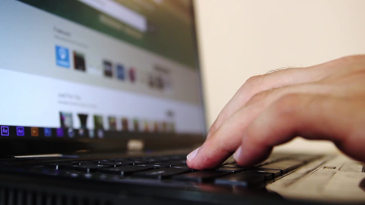 manos escribiendo en el teclado del portátil