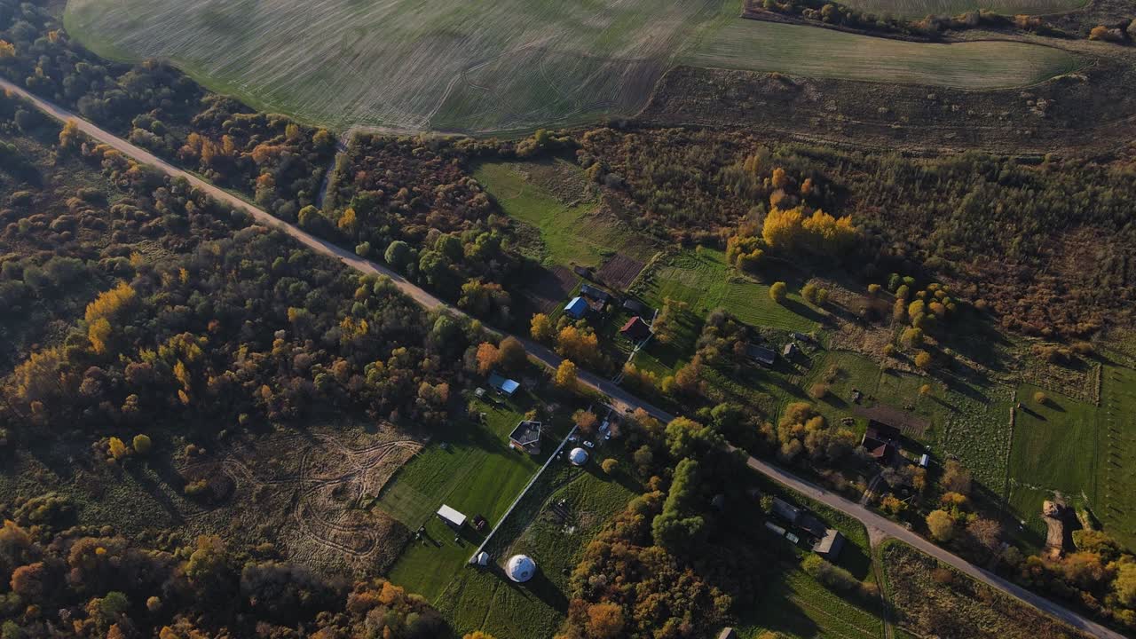 vista aérea de una casa esférica moderna en el pueblo. casa redonda, diseño geométrico para vacaciones de verano.