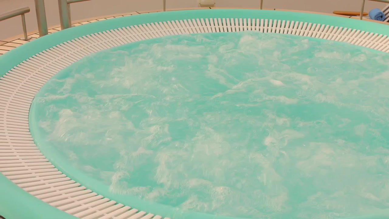 Piscina idromassaggio riscaldata sul ponte di una nave da crociera, Spa privata e benessere
