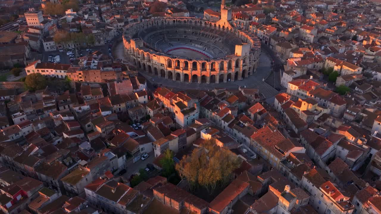 Passaggio aereo di primo mattino su Arles e l'anfiteatro romano.