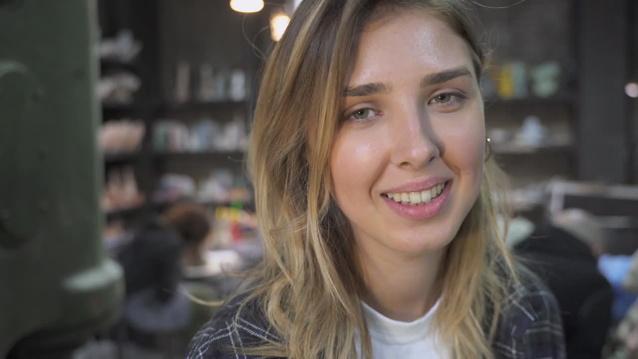 mujer sonriente en una tienda