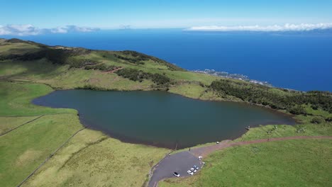 Paisaje-Verde-Y-Volcánico-De-La-Isla-Pico-En-Las-Azores