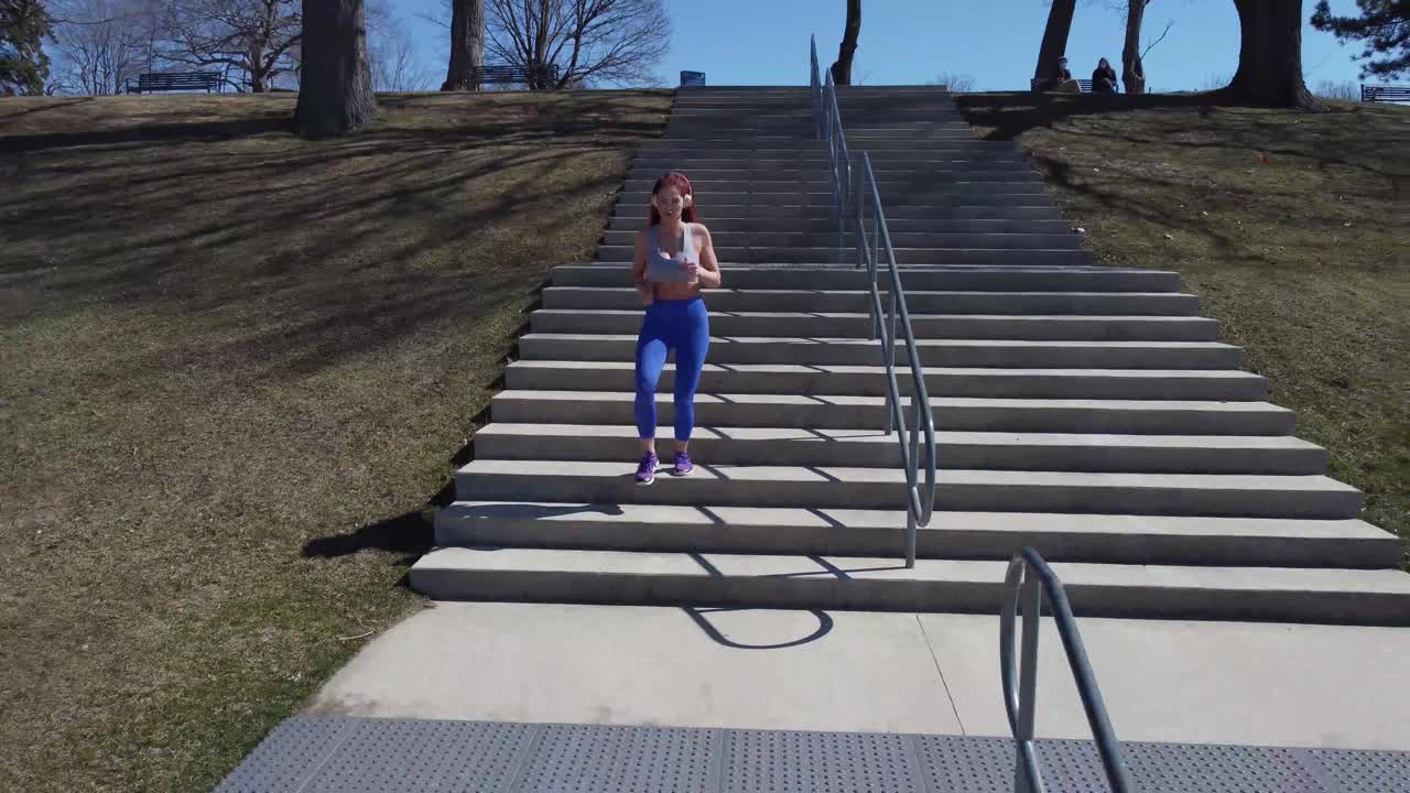 야외 피트니스 루틴을 수행하는 아리엘 뷰 섹시한 여성