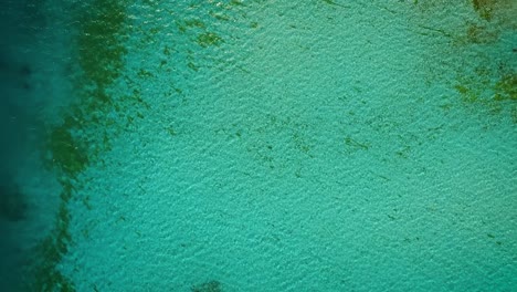 Vista-Aérea-De-Un-Mar-Caribe-Turquesa-En-Los-Roques,-Venezuela