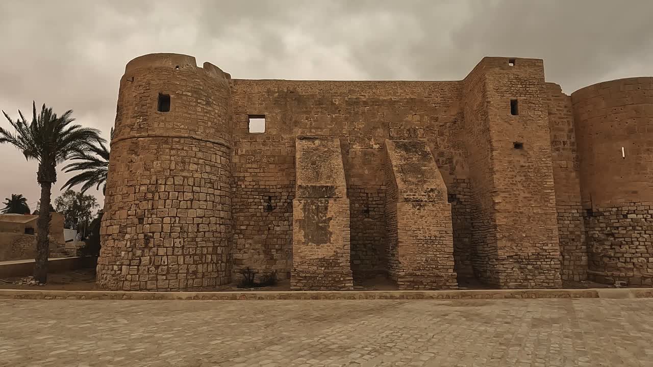 las majestuosas paredes del castillo de borj el kebir ion djerba isla en tunisia en nublado