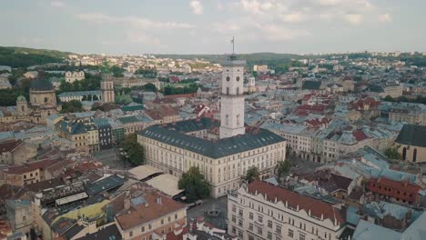 video aéreo de la ciudad europea de lviv, ucrania. plaza rynok, ayuntamiento central, iglesia dominicana