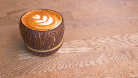 dos bebidas de café en tazas de coco