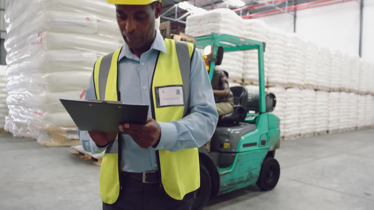 gerente masculino en un almacén