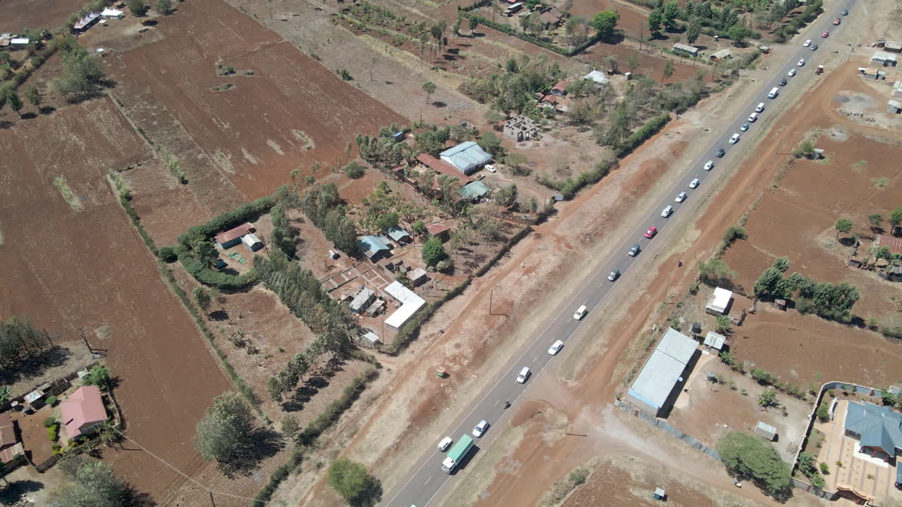 Veduta aerea del traffico che scorre su una strada trafficata nel Kenya rurale.