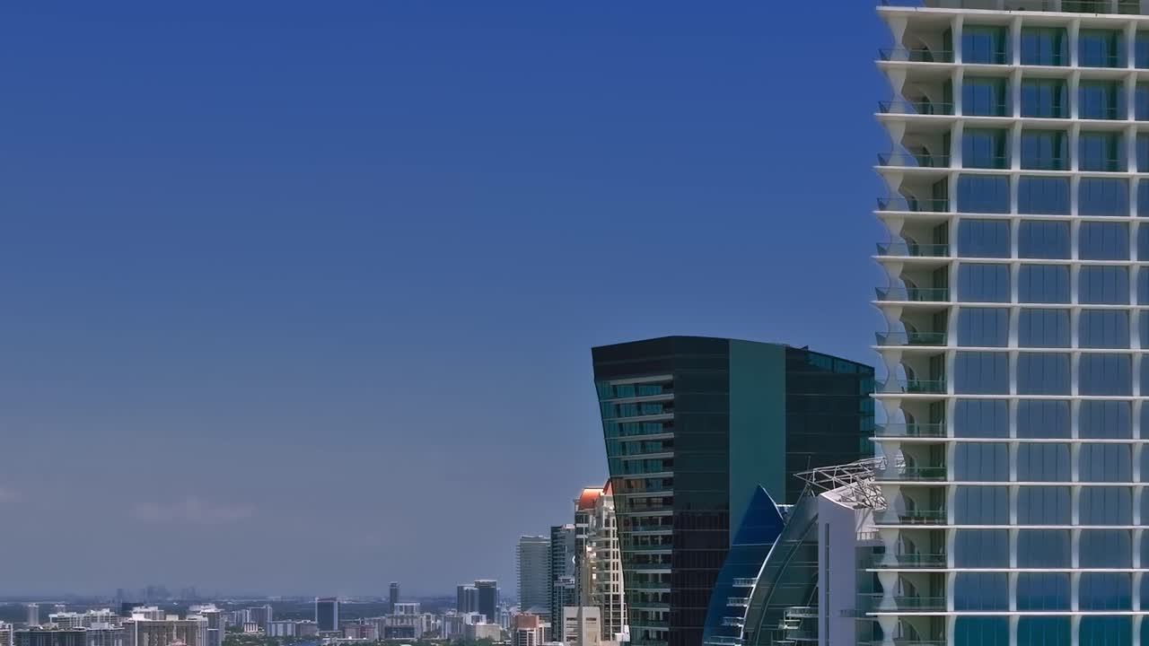 Vista aérea de un edificio moderno en Miami mostrando el horizonte de la ciudad.