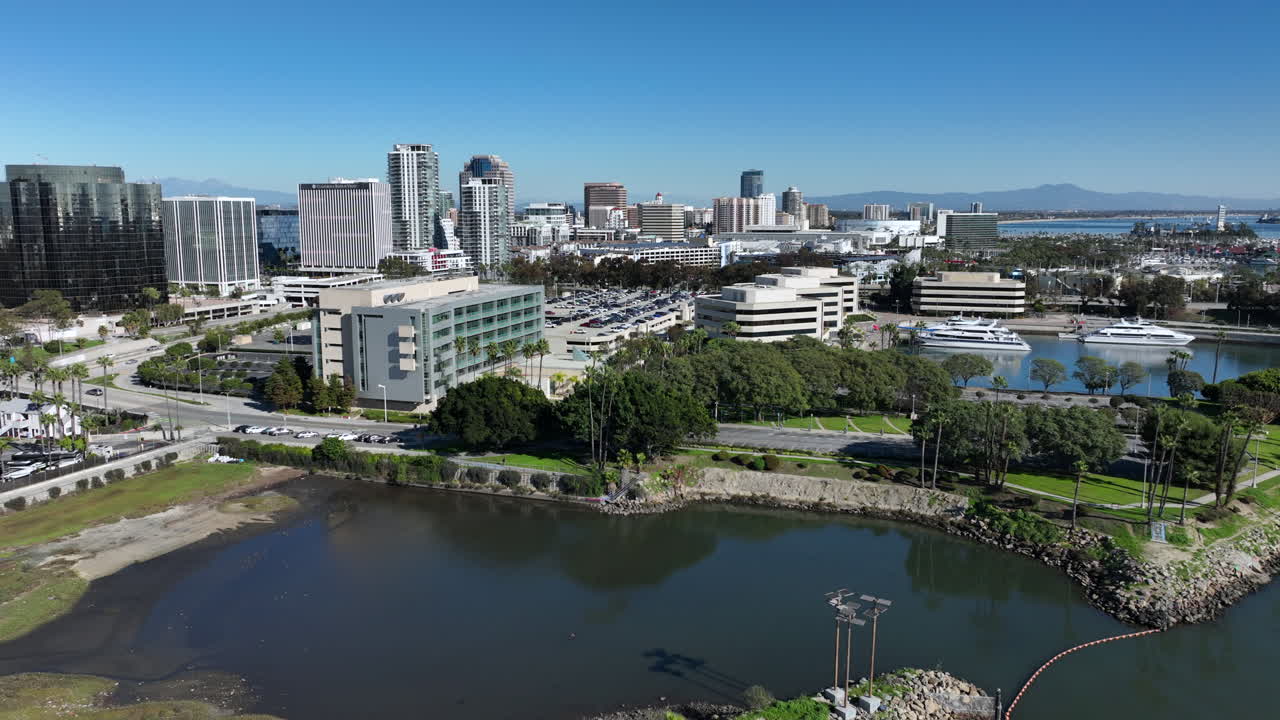 Clip di un drone del centro di Long Beach, in California, che mostra l'acquario, lo skyline sul lungomare e il fiume Los Angeles che sfocia nell'Oceano Pacifico