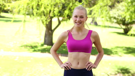 Rubia-En-Forma-Sonriendo-A-La-Cámara-En-El-Parque