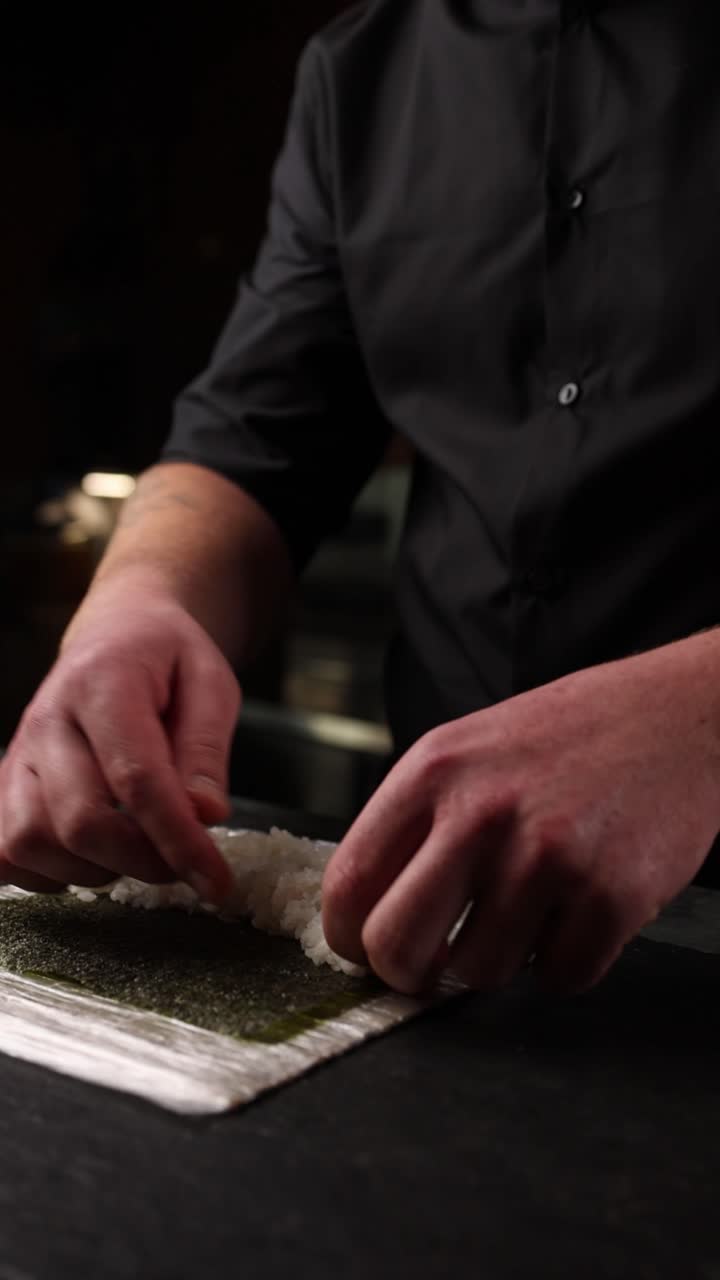 chef de sushi preparando rollos de sushi