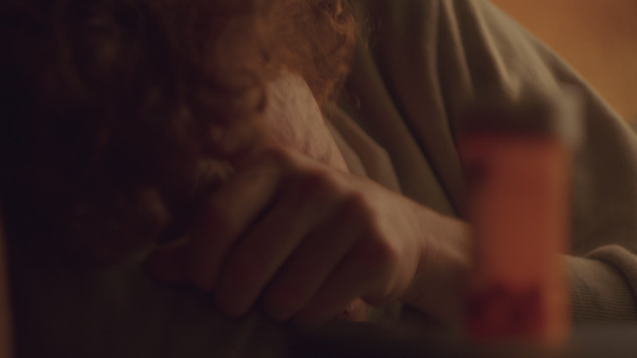 primer plano de un joven llorando tomando un frasco de antidepresivos recetados