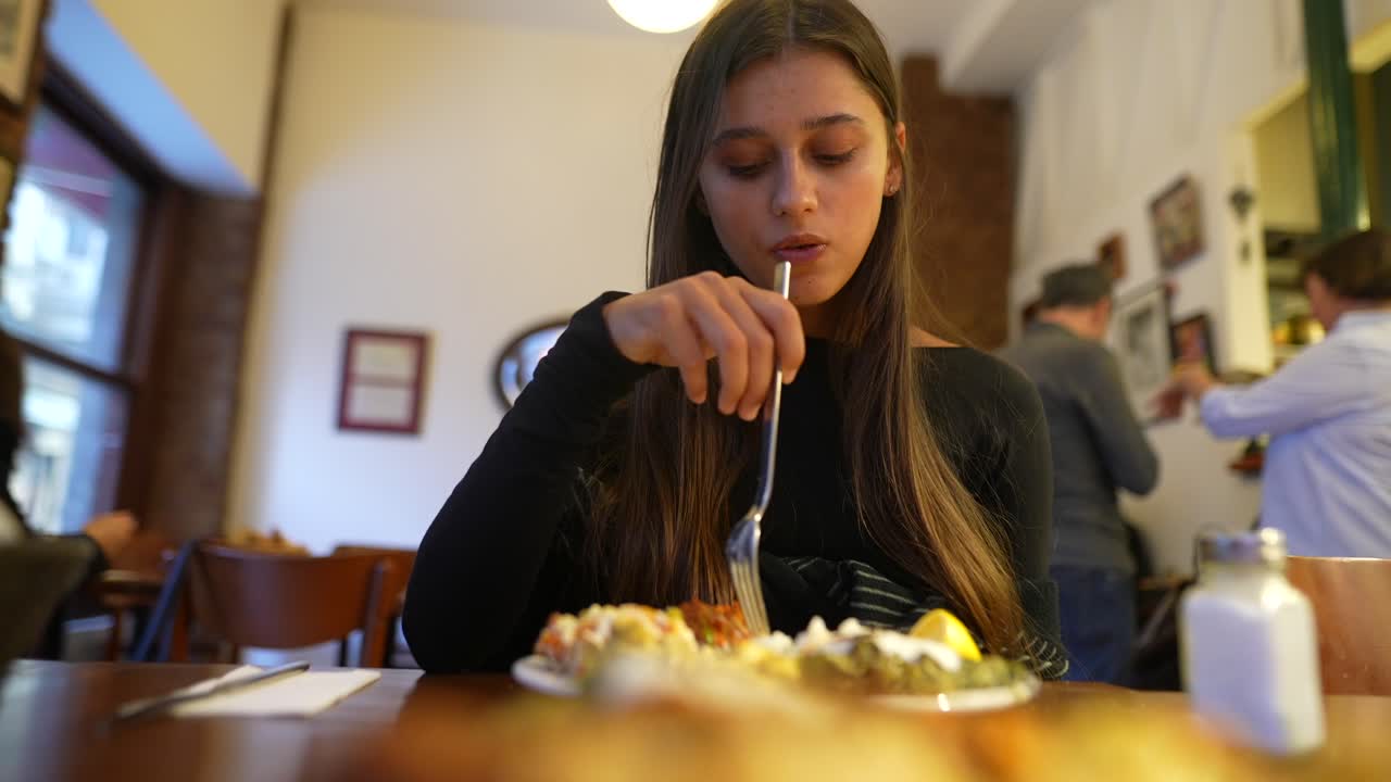 mujer comiendo en un restaurante