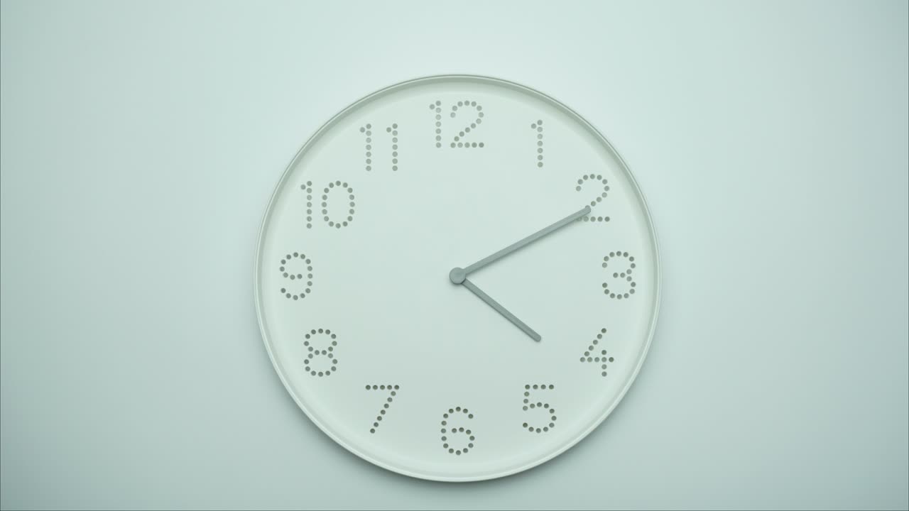 el reloj de pared blanco muestra la hora a las cinco.