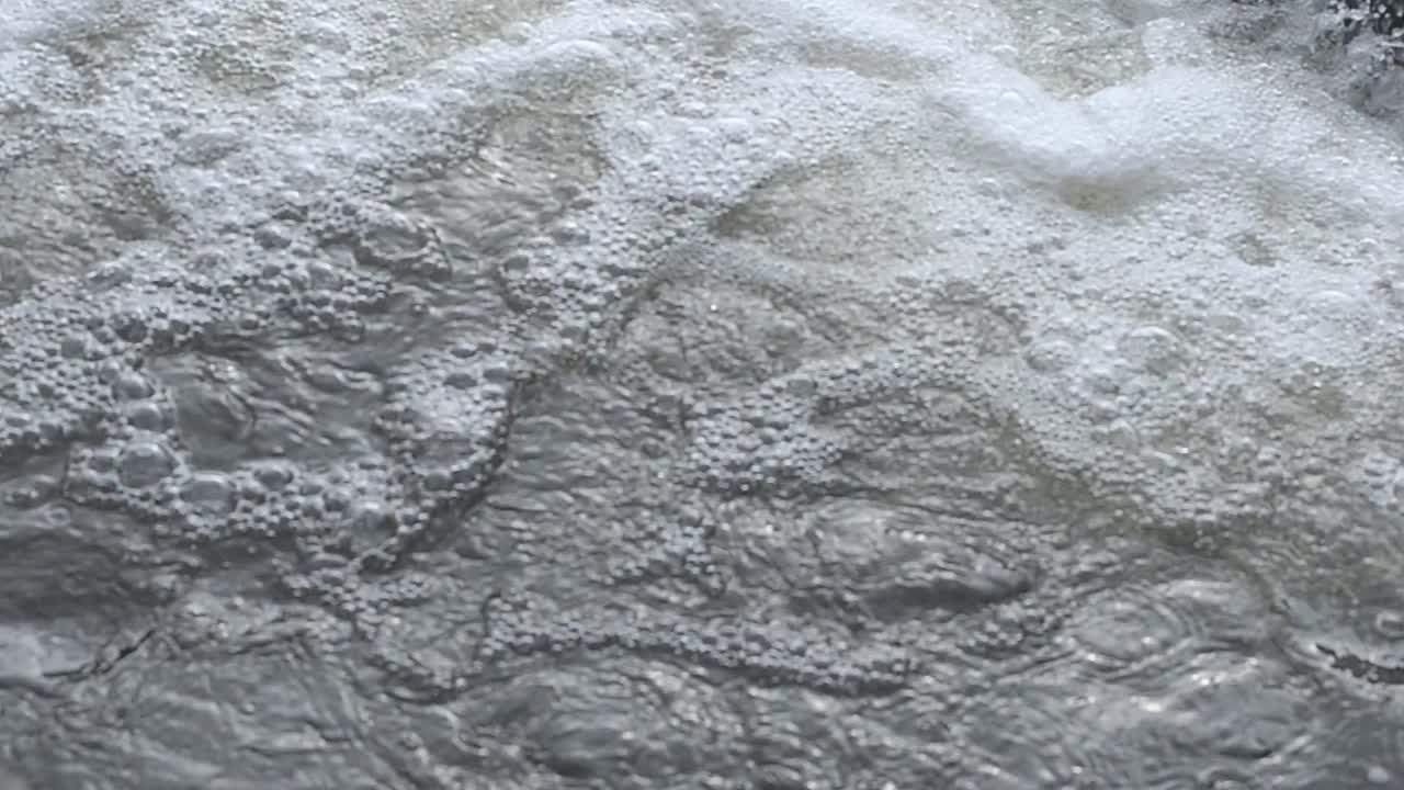 текущая и бурлящая вода