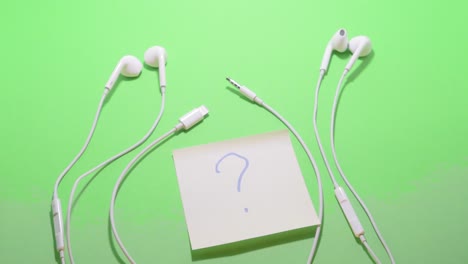 auriculares mini jack versus conector de relámpago adaptador aislado chromakey