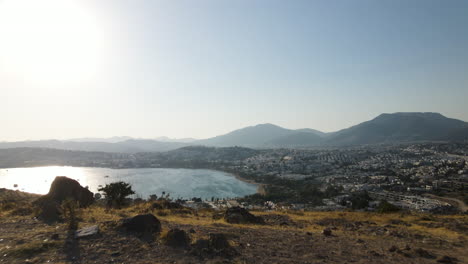 Toma-Aérea-Cinematográfica-De-La-Ciudad-Y-La-Playa-De-La-Hermosa-Ciudad-Turca-Llamada-Bodrum-En-Un-Día-Soleado-Con-Cielos-Azules