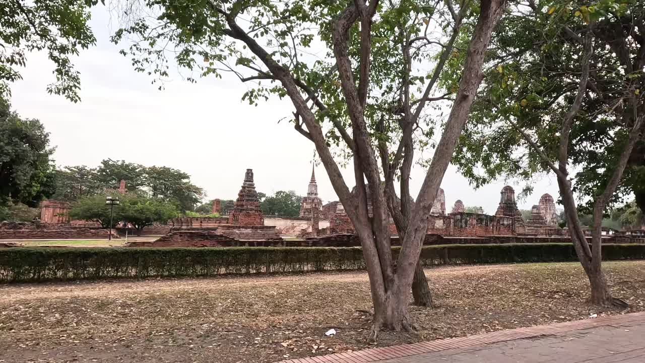 un paseo pacífico a través de un parque con ruinas históricas