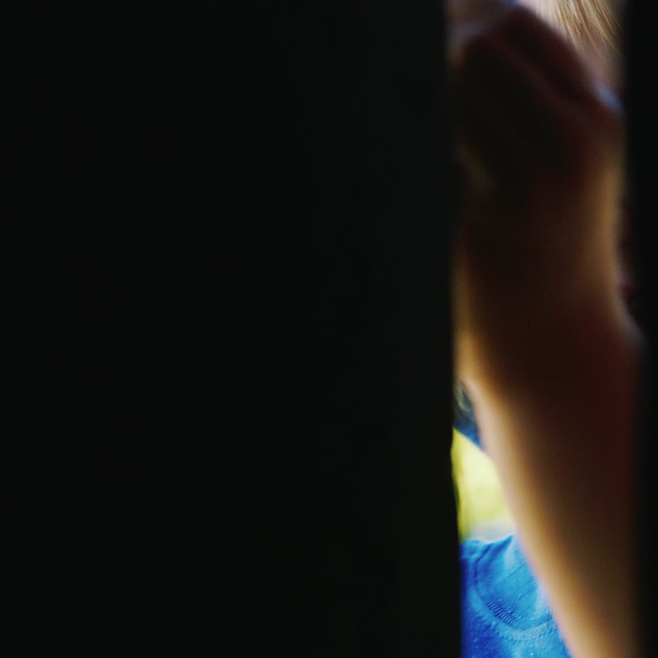 una graciosa chica de campo juega con un viejo candado en el granero 2