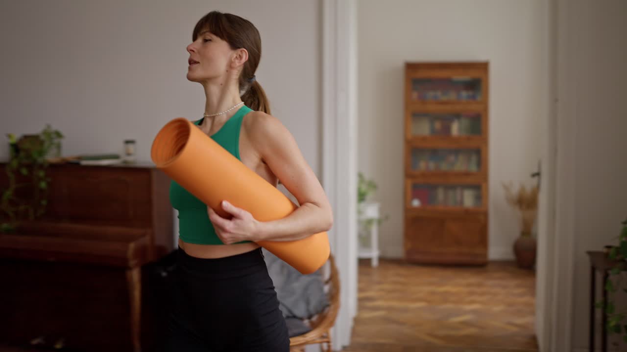 mujer haciendo yoga en casa