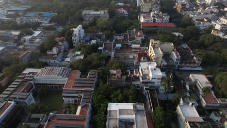 Toma-Aérea-De-Un-Dron-De-Un-Templo-En-Pondicherry-Cerca-De-La-Puesta-De-Sol-En-La-Playa