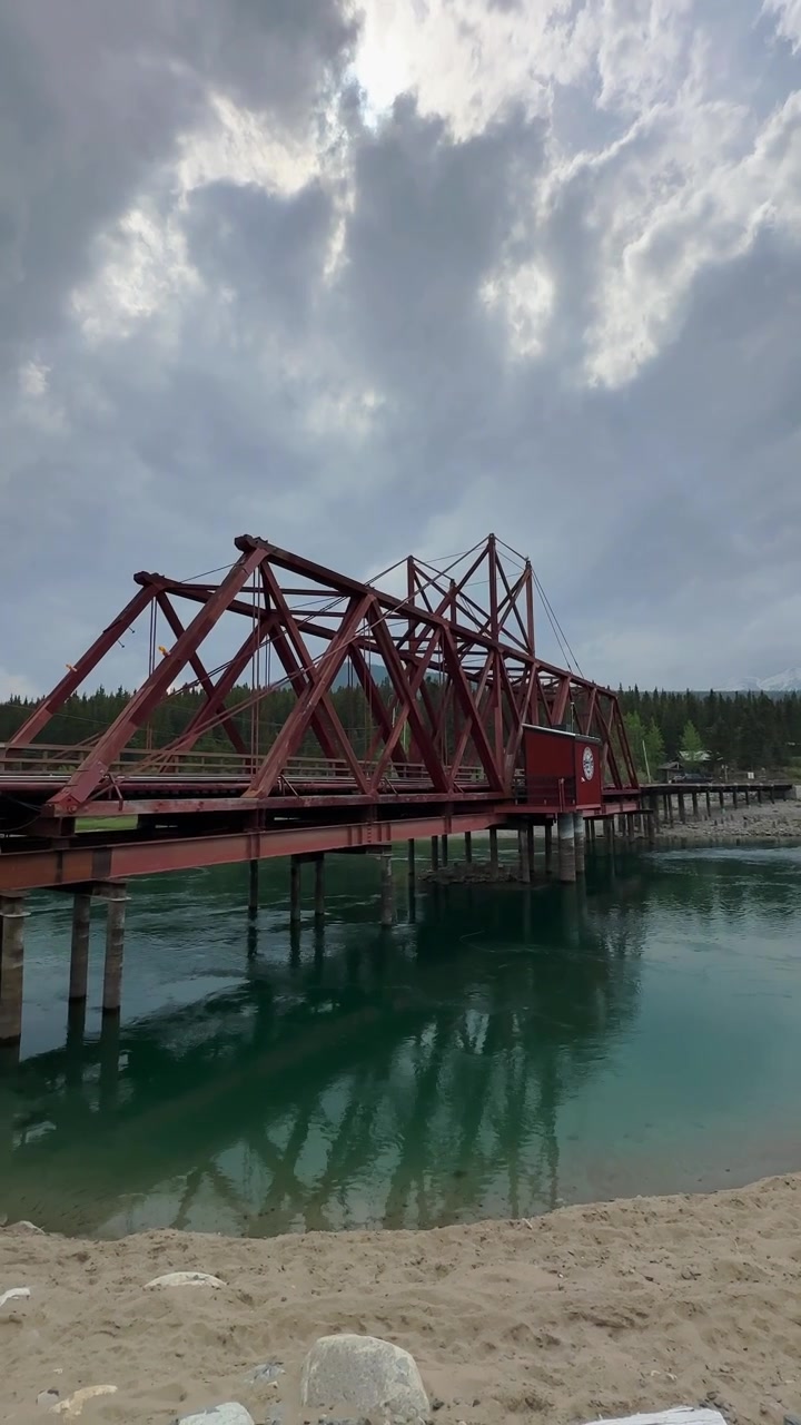 Ponte ferroviario rosso di Carcross che collega il lago Nares e il lago Bennett nello Yukon